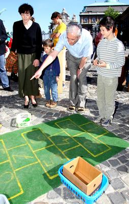 Sólyom László meglátogatta az öko-játszóteret-stock-foto