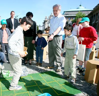 Sólyom László meglátogatta az öko-játszóteret-stock-foto