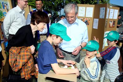 Sólyom László meglátogatta az öko-játszóteret-stock-foto