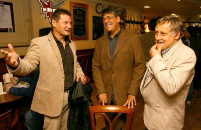 Megy a gőzös - stábvacsora-stock-foto