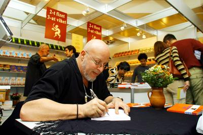 Réz András dedikál a Könyvfesztiválon-stock-foto