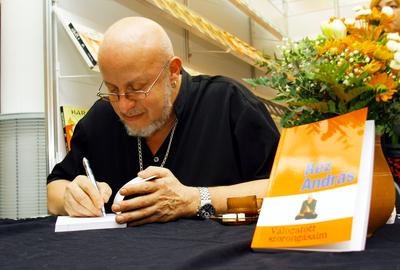 Réz András dedikál a Könyvfesztiválon-stock-foto