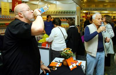 Réz András dedikál a Könyvfesztiválon-stock-foto