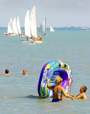 Lassan indul az idei szezon a Balatonon-stock-foto