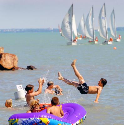 Lassan indul az idei szezon a Balatonon-stock-foto