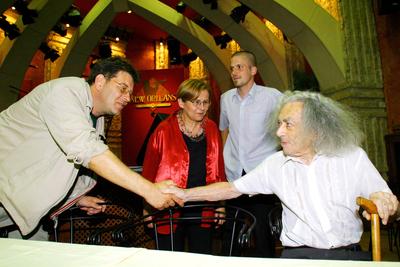 Faludy erotikus versei már CD-n is-stock-foto