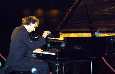 Örömkoncert a Dunaparton-stock-foto