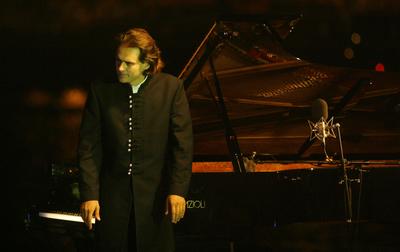 Örömkoncert a Dunaparton-stock-foto