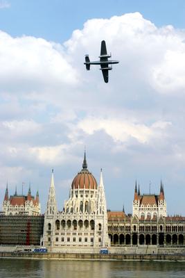 Légibemutató a Duna felett-stock-foto