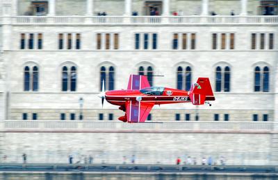 Légibemutató a Duna felett-stock-foto