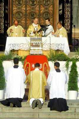 Budapest, 2004.08.20.
Ünnepi szentmise és Szent Jobb Körmenet a Szent István-bazilikánál. A szentmisét Erdő Péter bíboros, prímás celebrálta.-stock-photo