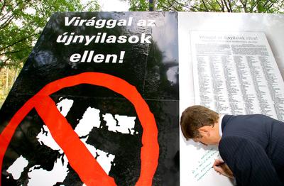 Gyurcsány a Terror Házánál-stock-foto