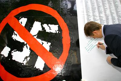 Gyurcsány a Terror Házánál-stock-foto