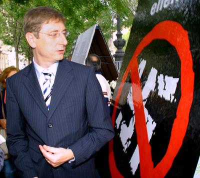 Gyurcsány a Terror Házánál-stock-foto