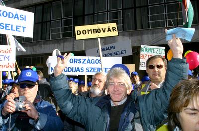 Munkahelyükért demonstráltak a vasutasok-stock-foto