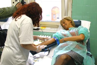 Dávid Ibolya is vérét adta-stock-foto