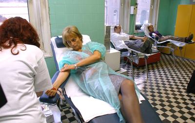 Dávid Ibolya is vérét adta-stock-foto