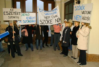 A Szőke Nők Mozgalma demonstrált a negatív megkülönböztetés ellen-stock-foto