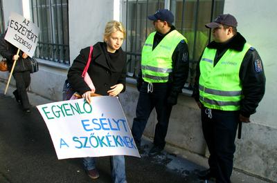 A Szőke Nők Mozgalma demonstrált a negatív megkülönböztetés ellen-stock-foto