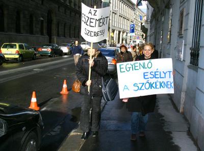 A Szőke Nők Mozgalma demonstrált a negatív megkülönböztetés ellen-stock-foto