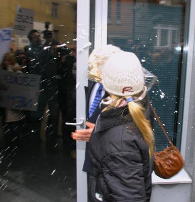 A Szőke Nők Mozgalma demonstrált a negatív megkülönböztetés ellen-stock-foto