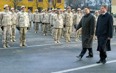 Hazaérkeztek az irakban szolgáló katonák-stock-foto