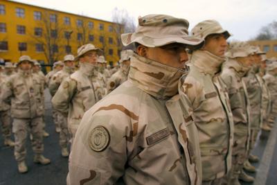 Hazaérkeztek az irakban szolgáló katonák-stock-foto