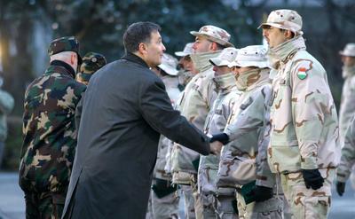 Hazaérkeztek az irakban szolgáló katonák-stock-foto