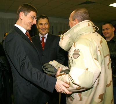 Hazaérkeztek az irakban szolgáló katonák-stock-foto