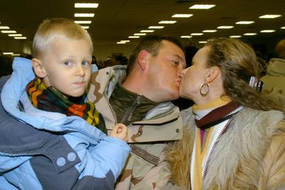 Hazaérkeztek az irakban szolgáló katonák-stock-foto