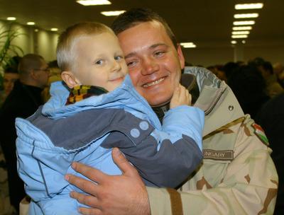 Hazaérkeztek az irakban szolgáló katonák-stock-foto