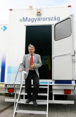 Indul az eMagyarország Roadshow-stock-foto