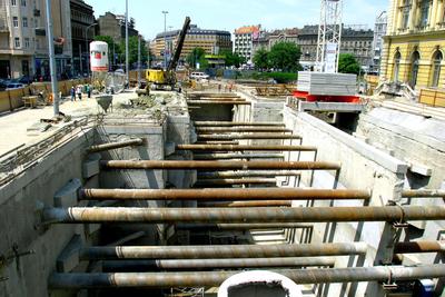 Épül az új aluljáró a Keletinél-stock-foto