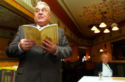 Megjelent Szilágyi György Dzsingisz Kohn Córeszban című könyve-stock-foto