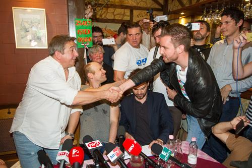 Bayer Zsolt civilekkel és politikusokkal kávézott-stock-foto