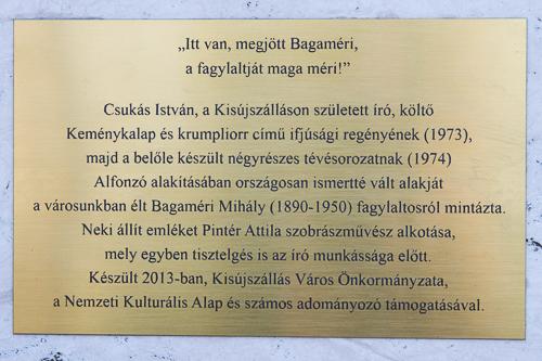 Kisújszállás, a Bagaméri szobor emléktáblája-stock-foto