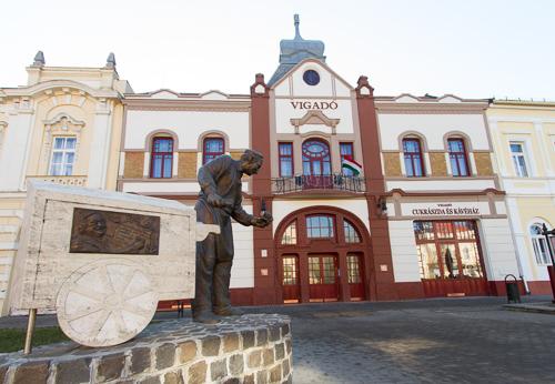 A felújított Vigadó épülete Kisújszálláson-stock-foto