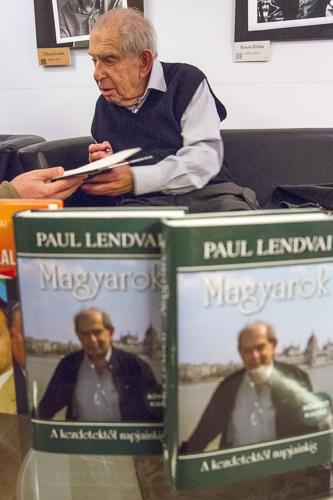 Paul Lendvai: Magyarok című könyvének bemutatója-stock-foto