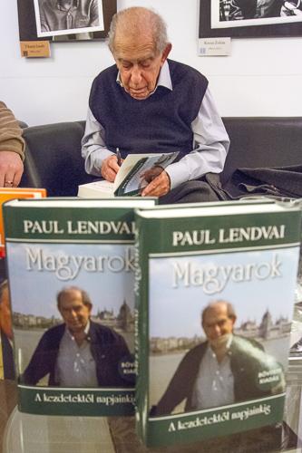 Paul Lendvai: Magyarok című könyvének bemutatója-stock-foto