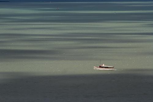 Felhős Balaton látványa a Tihanyi-félszigetről-stock-foto