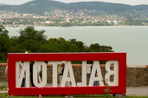 Balaton felirat Tihanyban-stock-foto
