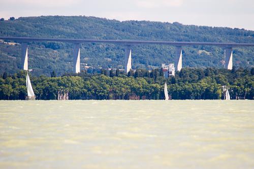 A Kőröshegyi völgyhíd (viadukt) és a Balaton látványa-stock-foto