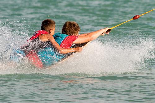 Vizisízés, wakeboardozás a Balatonban-stock-foto