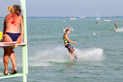 Vizisízés, wakeboardozás a Balatonban-stock-foto