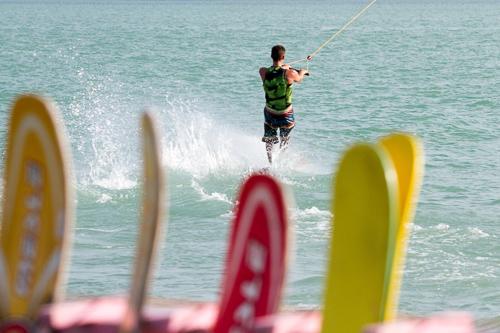 Vizisízés, wakeboardozás a Balatonban-stock-foto