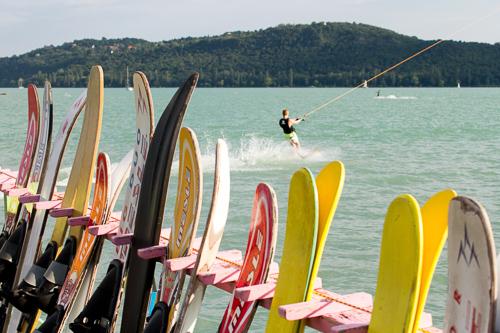 Vizisízés, wakeboardozás a Balatonban-stock-foto