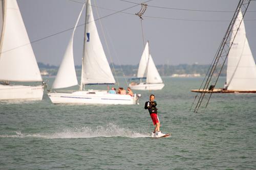 Vizisízés, wakeboardozás a Balatonban-stock-foto