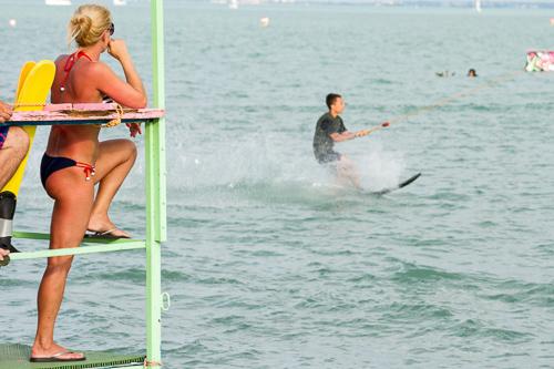 Vizisízés, wakeboardozás a Balatonban-stock-foto