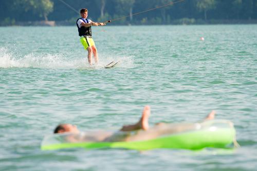 Vizisízés, wakeboardozás a Balatonban-stock-foto