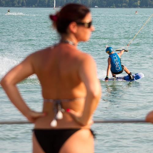 Vizisízés, wakeboardozás a Balatonban-stock-foto
